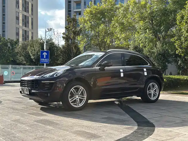 PORSCHE MACAN
