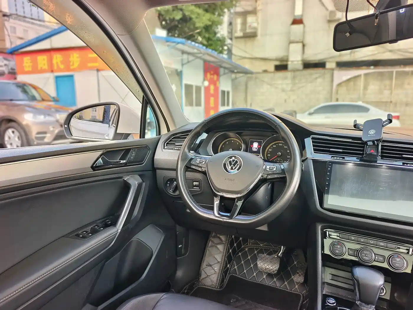 Фото 7 - Volkswagen Tiguan L