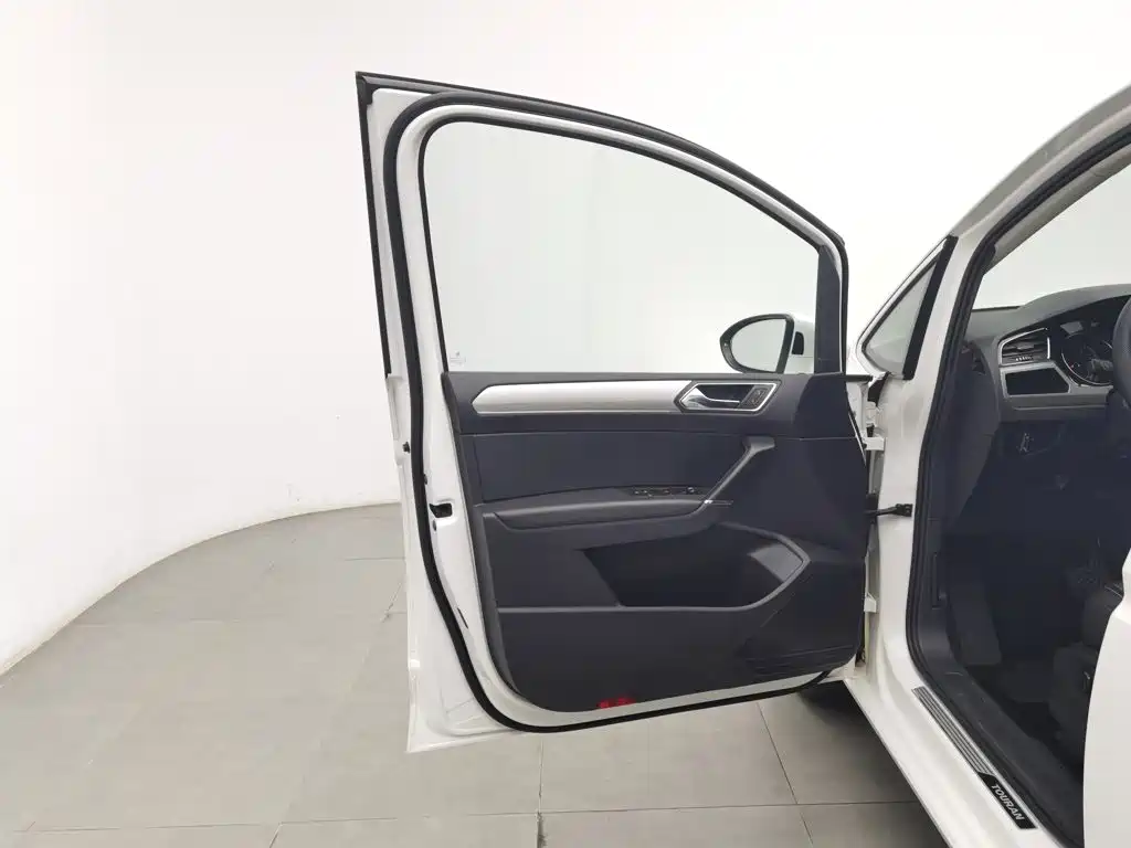 Photo 8 - Volkswagen Touran