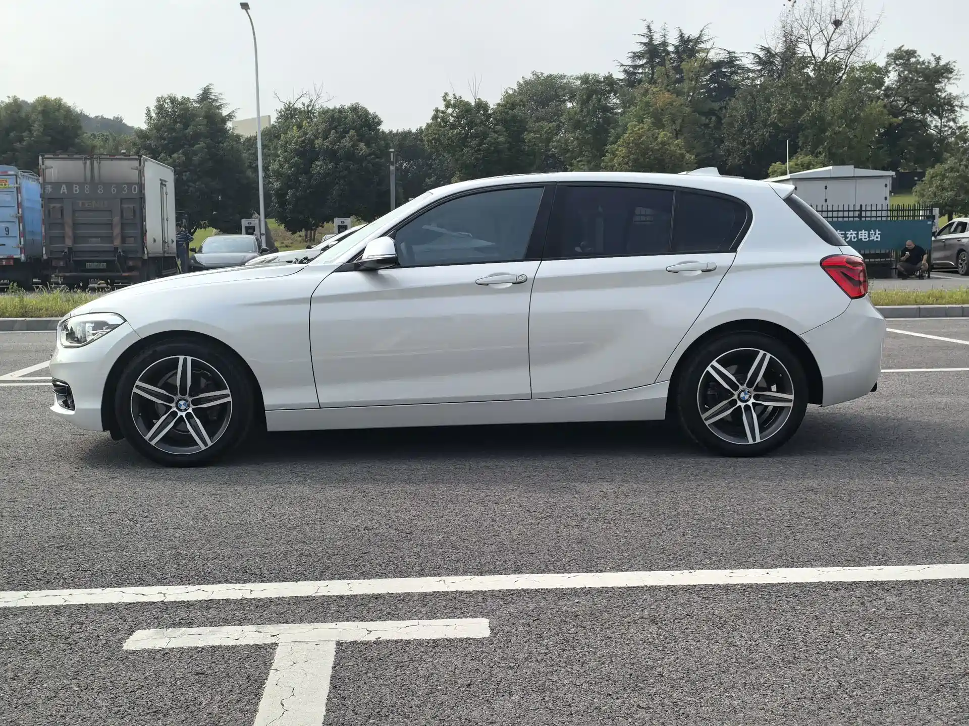 Photo 3 - BMW 1 Series (Import)