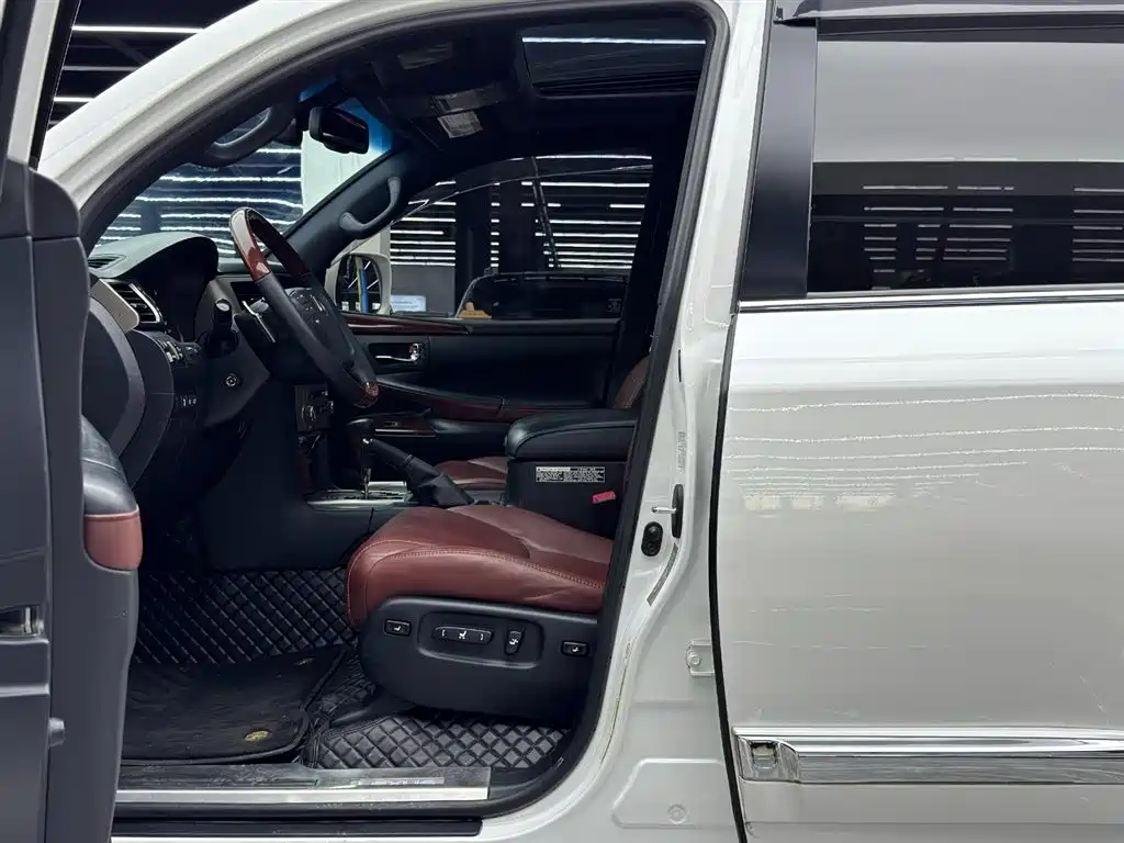 Lexus LX фото 6