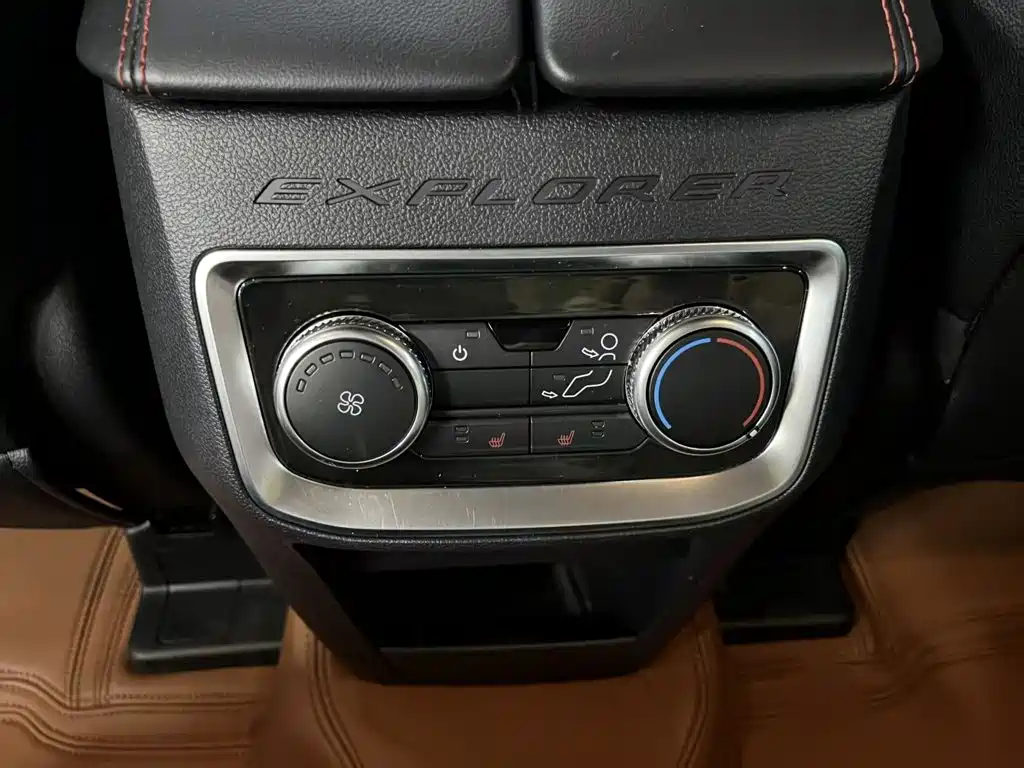 Photo 16 - Ford Explorer