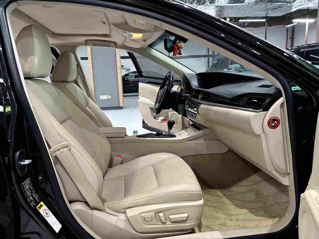 Фото 17 - Lexus ES