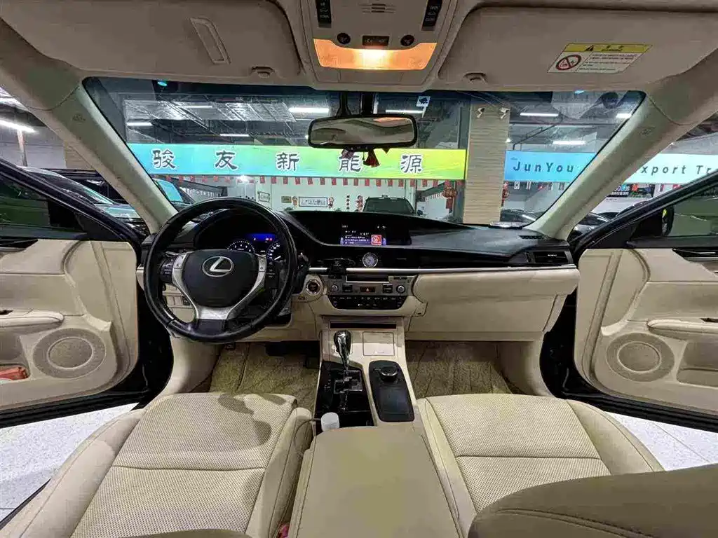 Фото 23 - Lexus ES