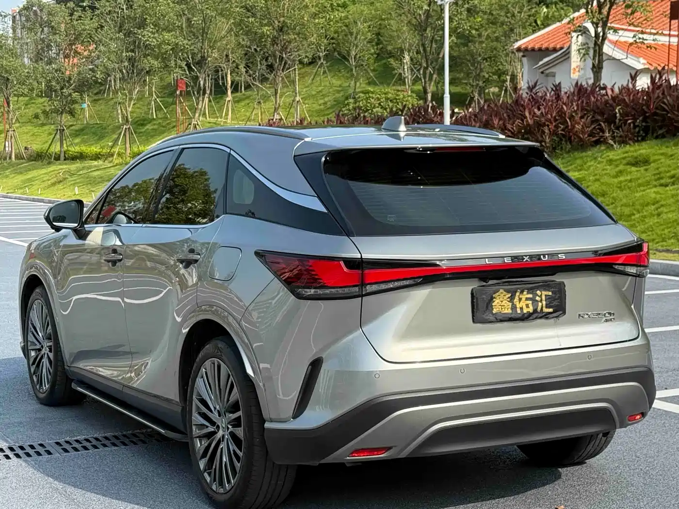 Photo 9 - Lexus RX