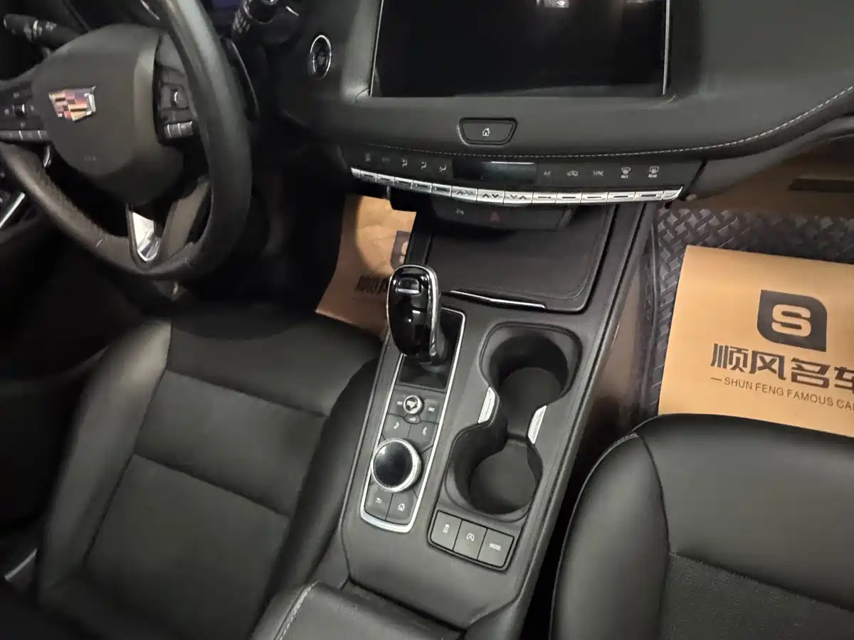 Photo 8 - Cadillac XT4