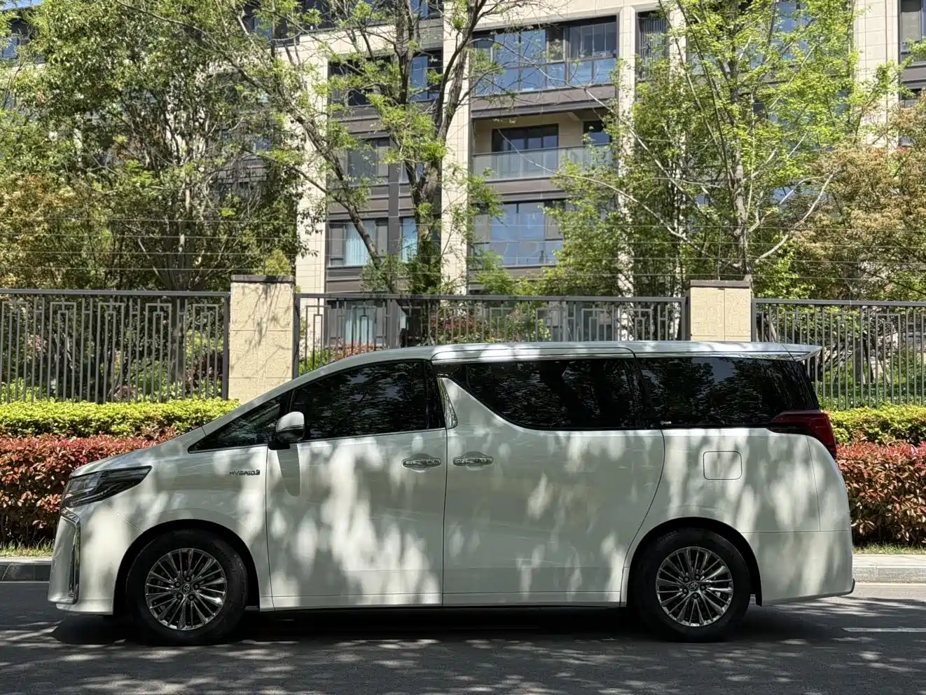 Toyota Alphard 2019 Hybrid 2.5L Premium Edition фото 7