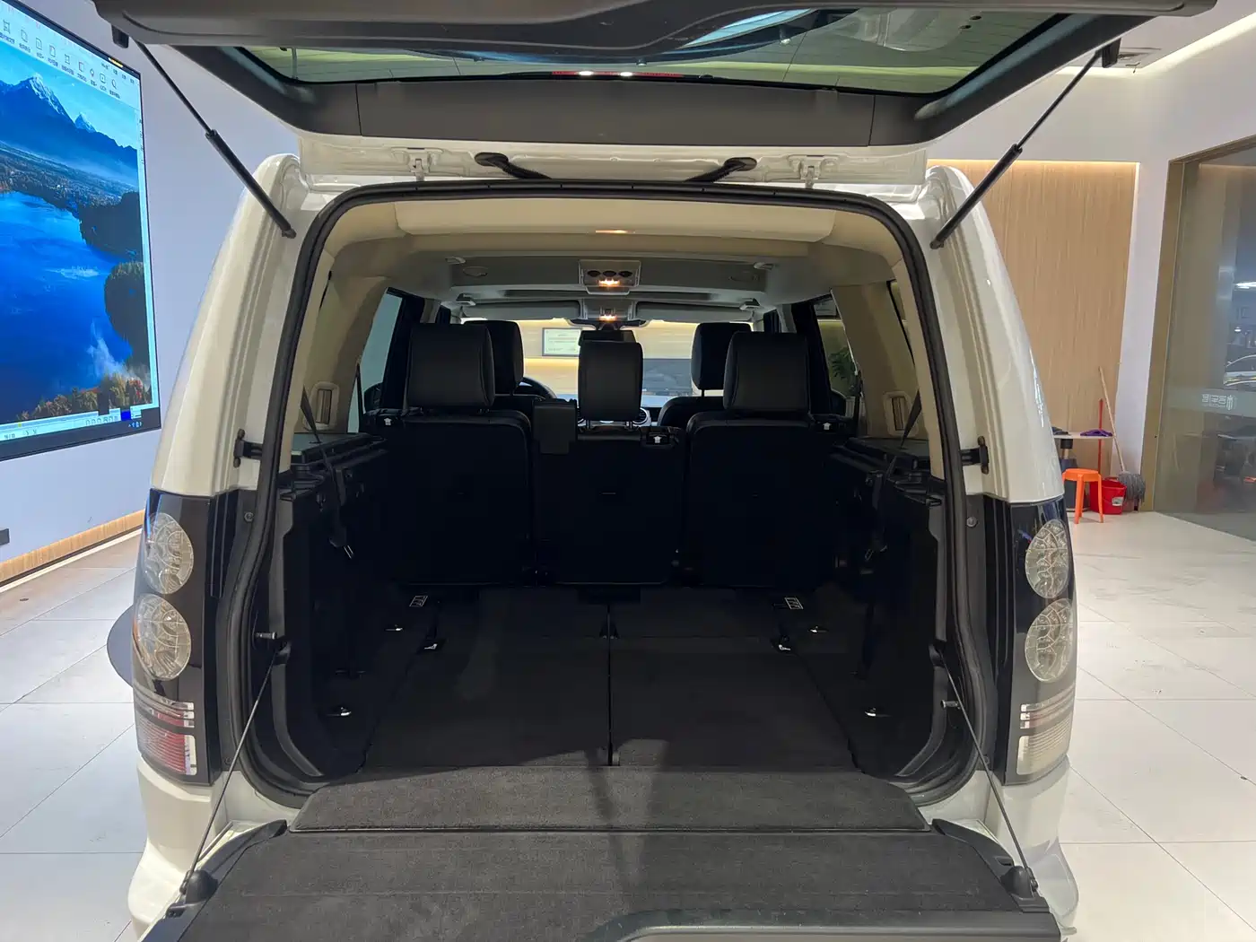 Land Rover Discovery 2015 3.0 SDV6 HSE Diesel фото 14