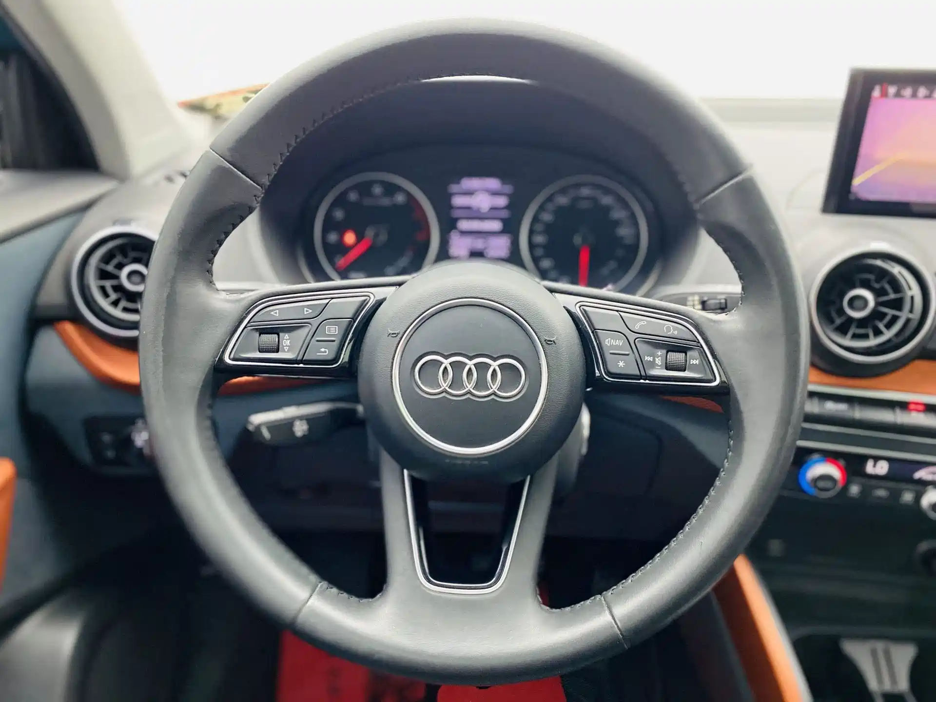 Photo 8 - Audi Q2L