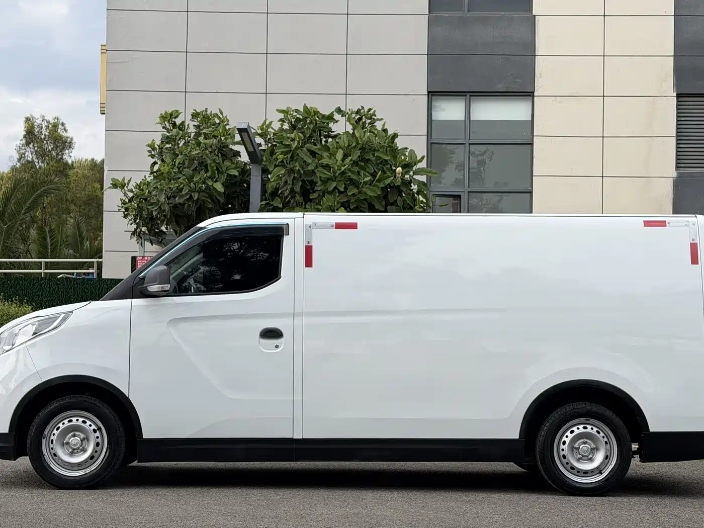 SAIC Maxus Maxus EV30 2022 Pure Electric Smart Logistics Expert Long Axle Guoxuan фото 7