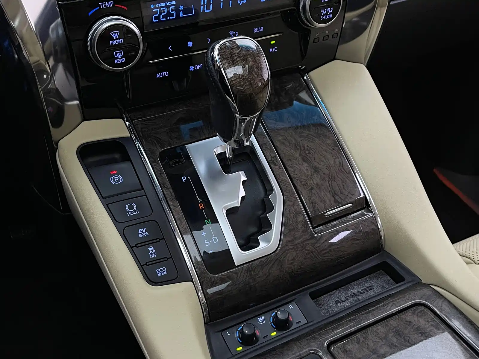 Photo 5 - Toyota Alphard