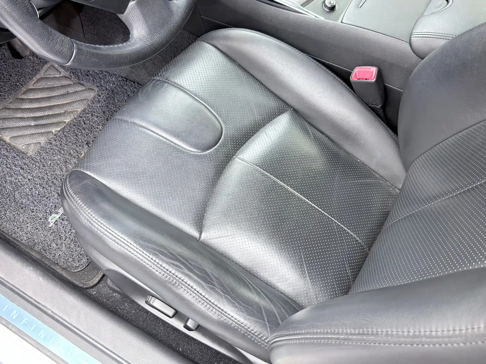 Photo 10 - Infiniti G Series