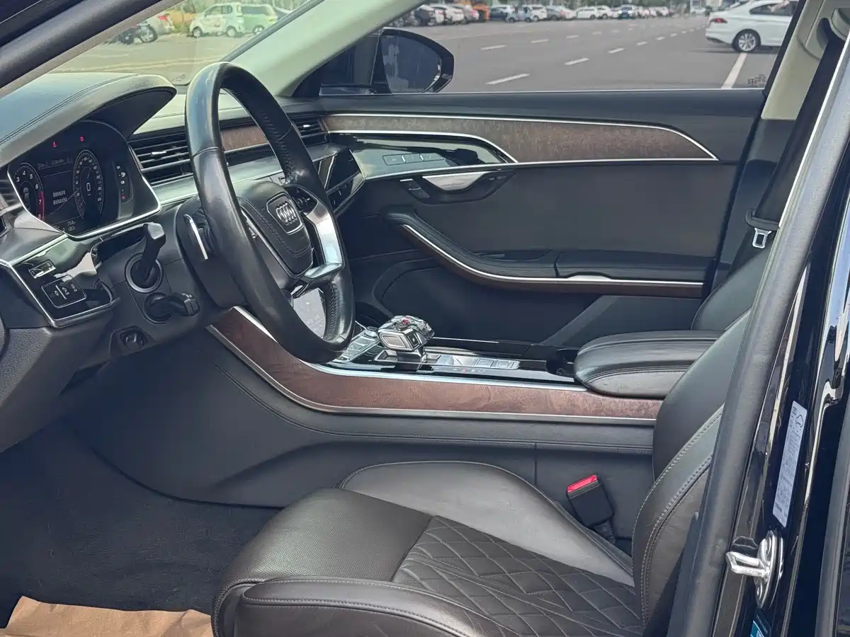 AUDI A8