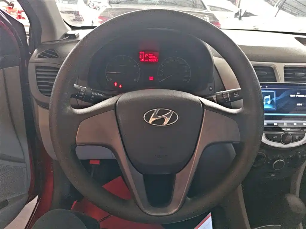 Hyundai Verna 2014 1.4L Automatic Smart GLS фото 11