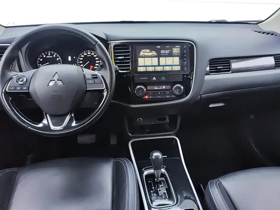 Mitsubishi Outlander 2020 2.0L 2WD Premium 7-seater фото 12