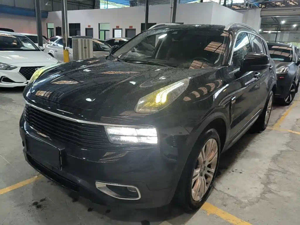 Photo 2 - Lynk & Co 01