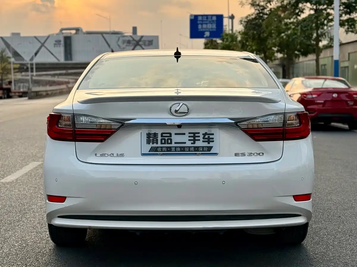 Photo 10 - Lexus ES
