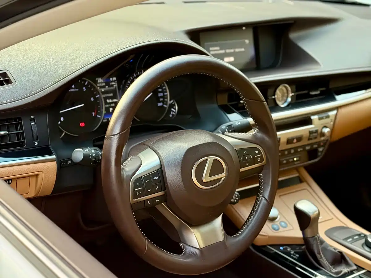 Photo 14 - Lexus ES