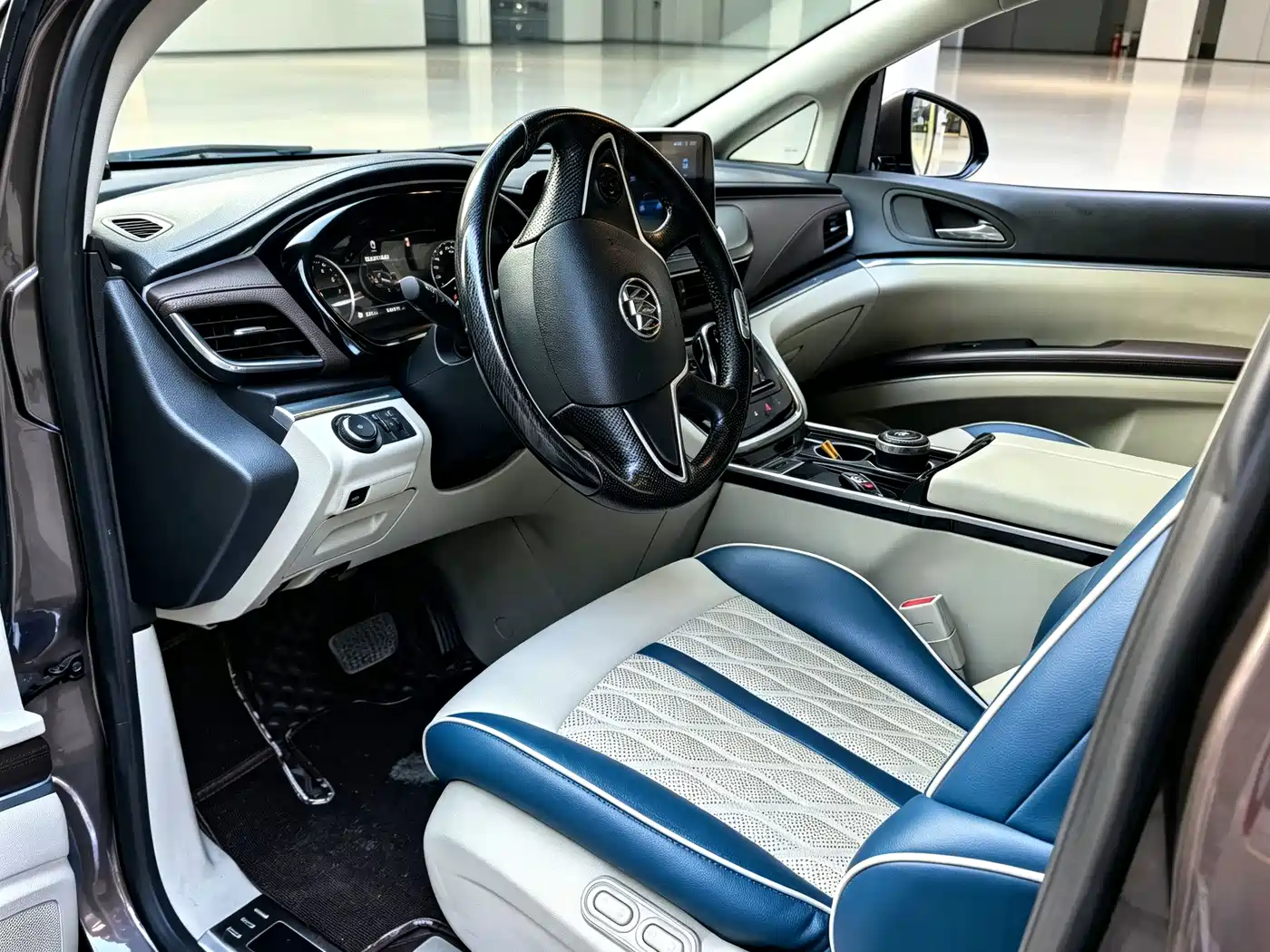 Photo 4 - Buick GL8