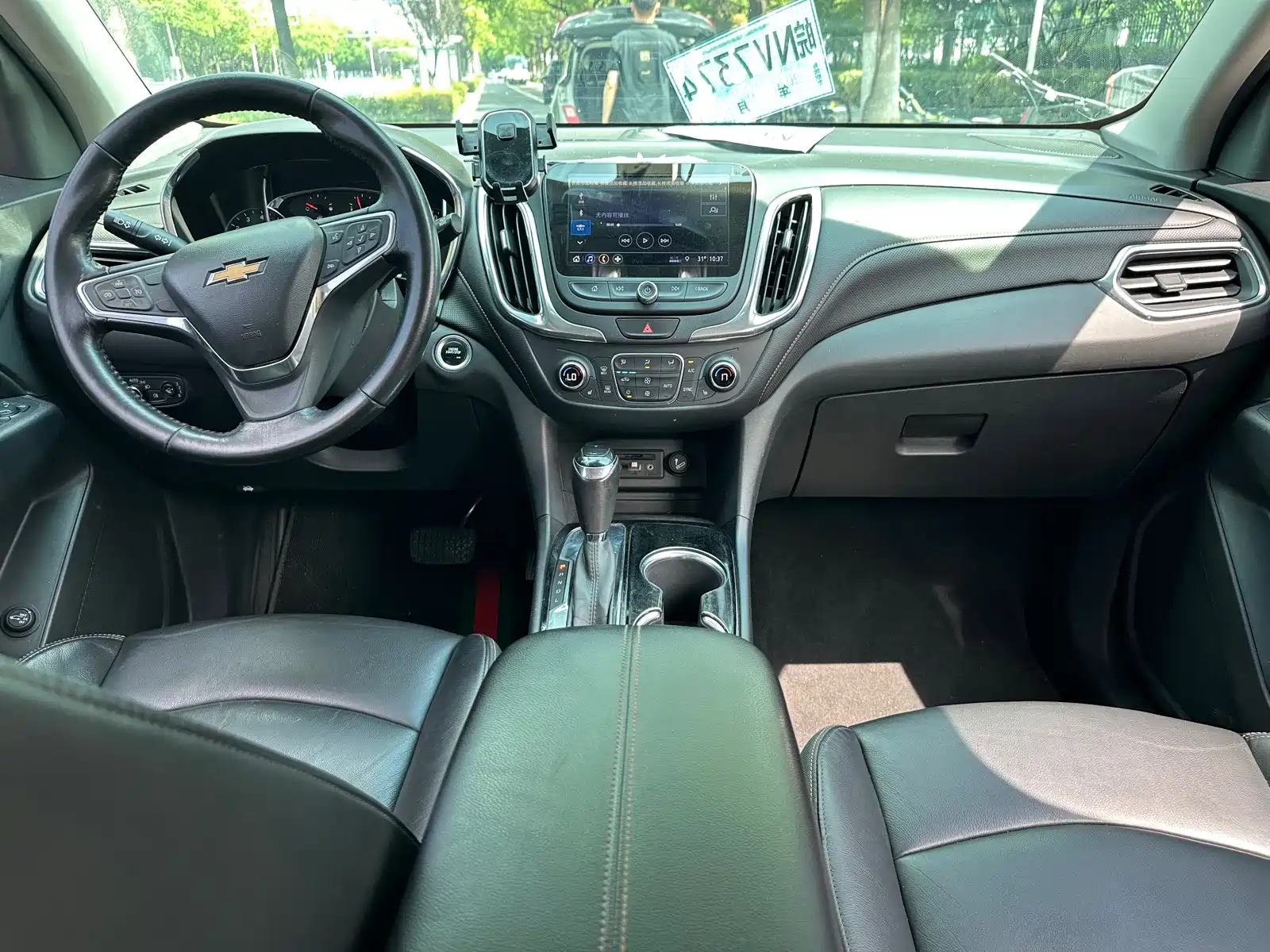 Photo 11 - Chevrolet Equinox
