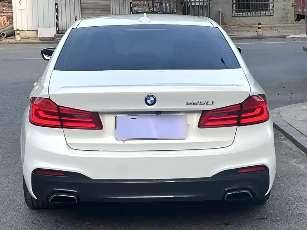 Фото 25 - BMW 5 Series