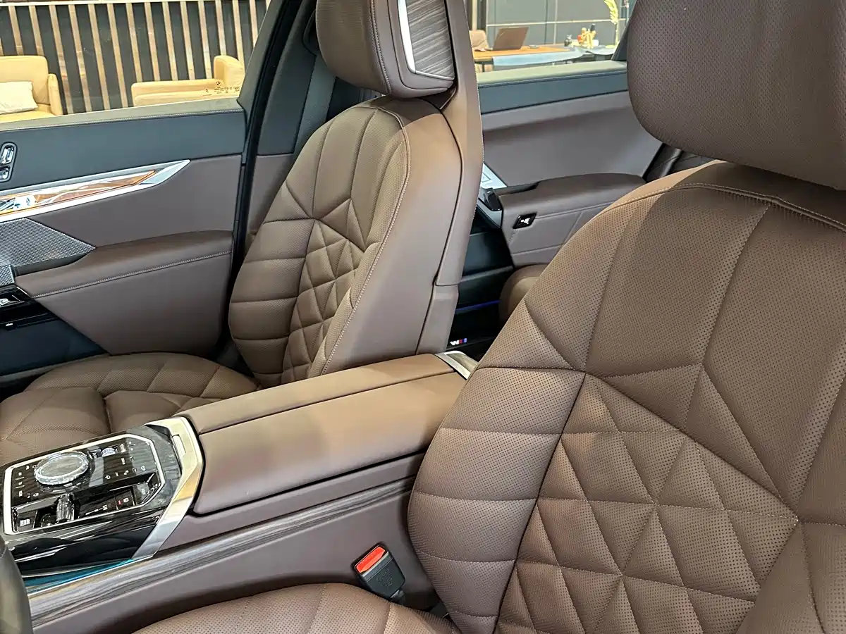 BMW 7 Series 2026 740Li Leading M Sport Package фото 5