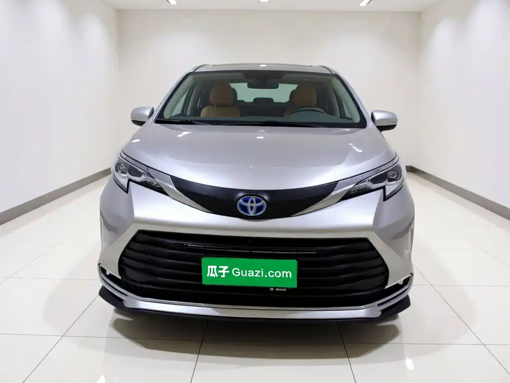 Photo 2 - Toyota Sienna