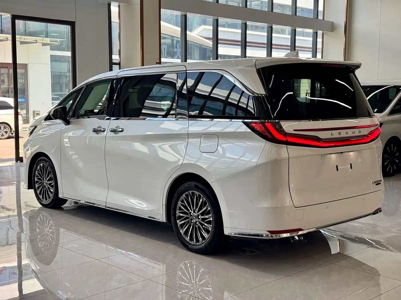 Lexus LM 2023 500h 6-Seater Prestige Edition фото 18