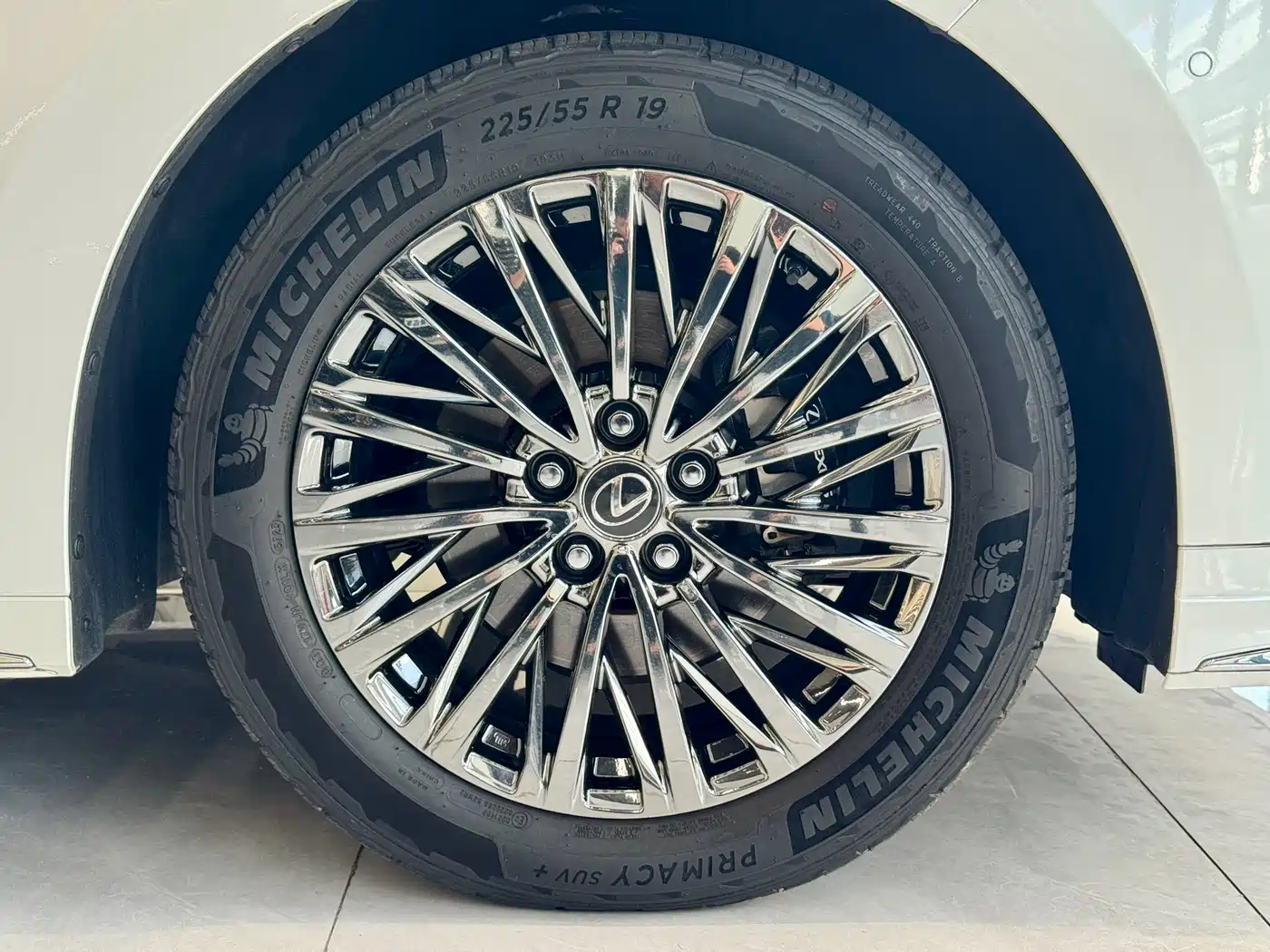 Lexus LM 2023 500h 6-Seater Prestige Edition фото 13