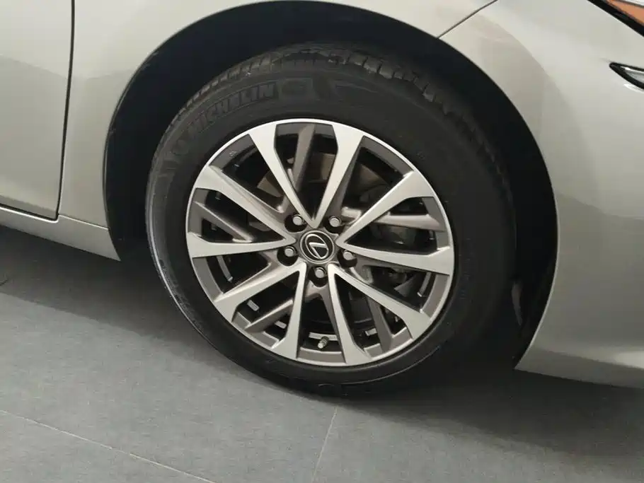 Фото 6 - Lexus ES