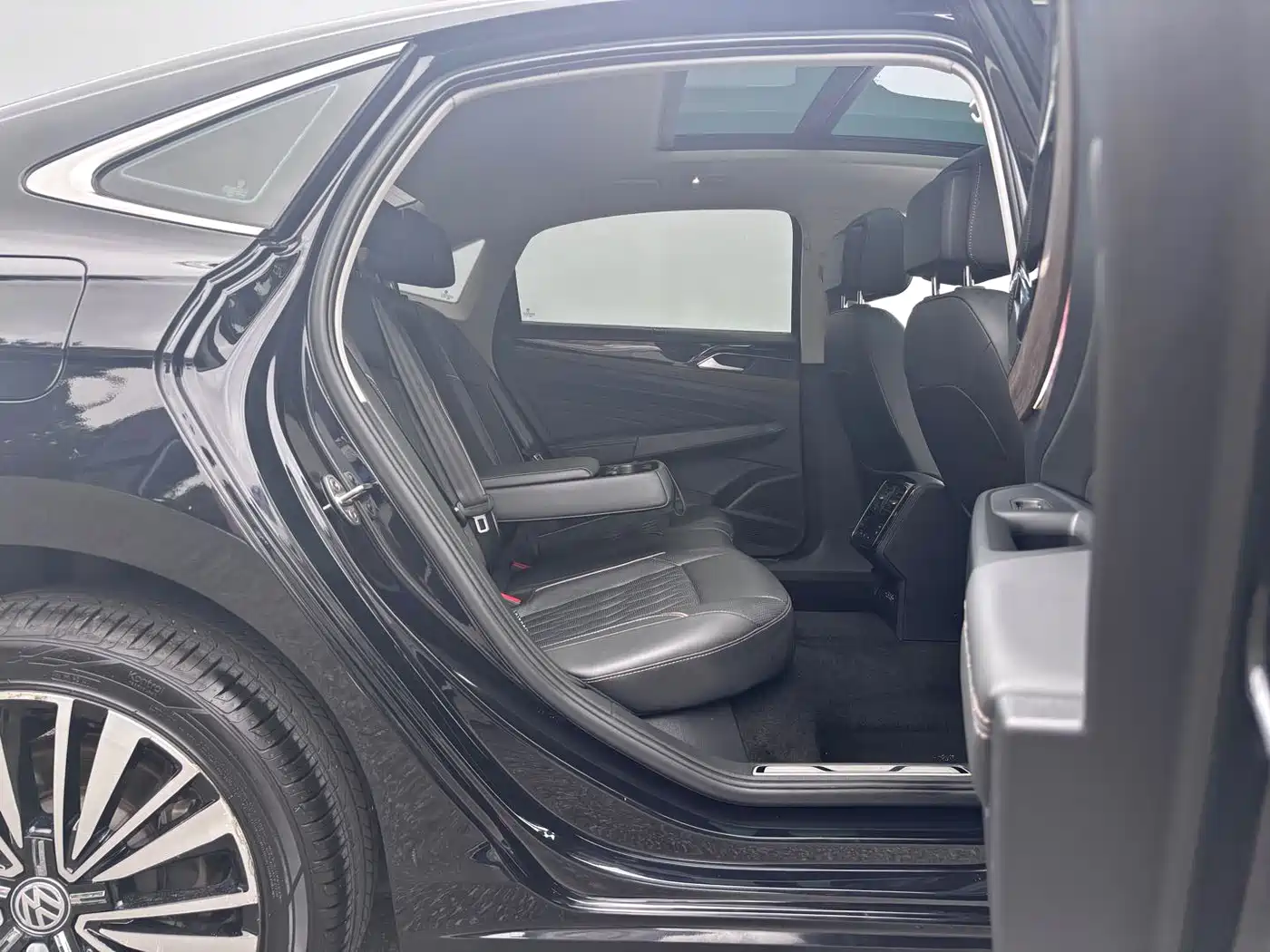 Photo 8 - Volkswagen Passat
