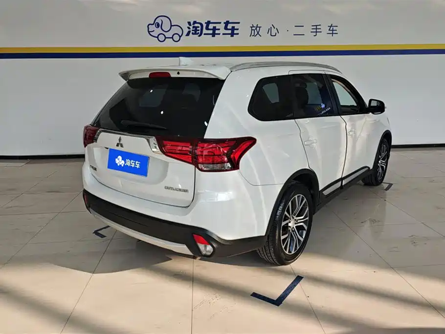 Mitsubishi Outlander 2018 2.0L 2WD Jiale Edition 7-seater фото 3