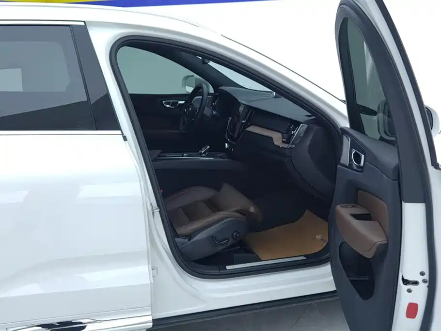 VOLVO XC60 PLUG IN HYBRID