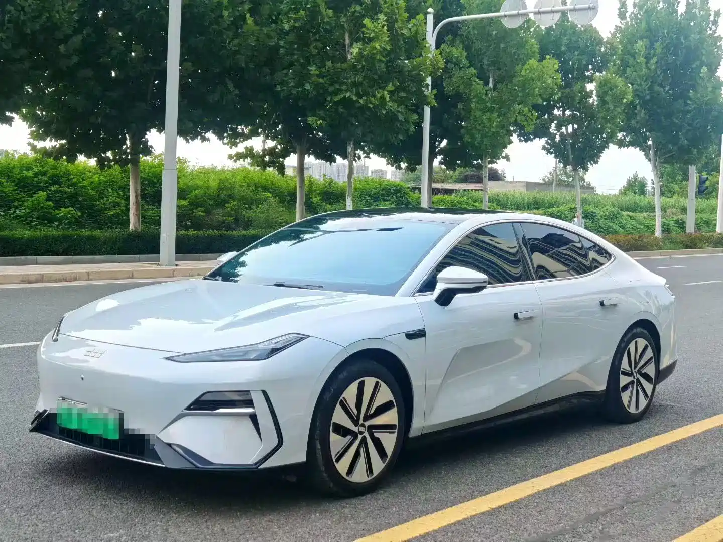Photo 2 - Geely Galaxy Galaxy E8