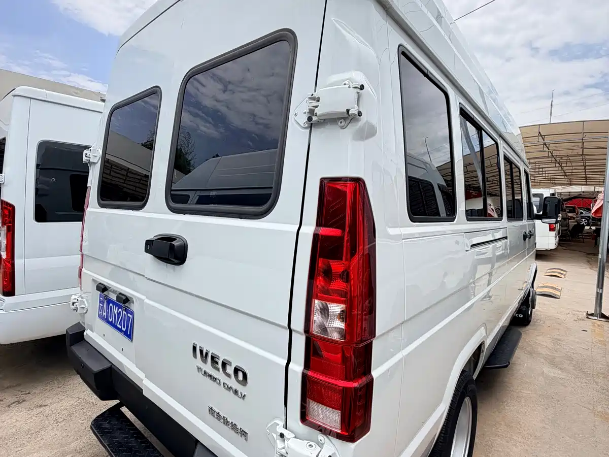 Iveco Daily 2024 2023 2.5T A37M1 Long Wheelbase Medium Roof Dual Tire Sliding Door 5-9 Seater