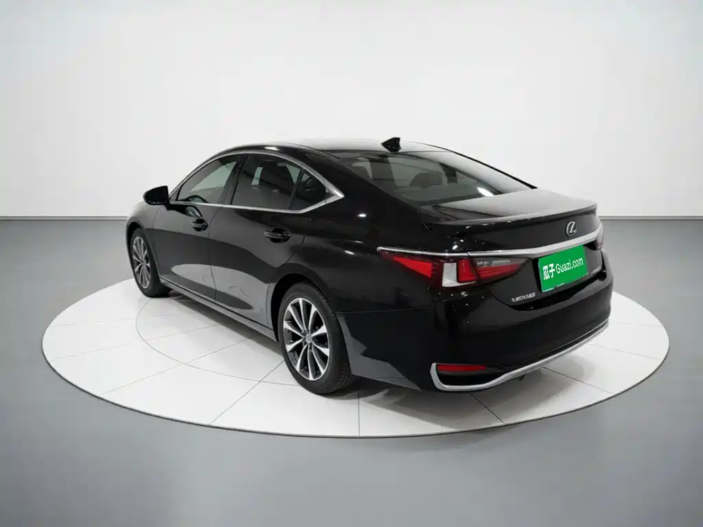 Фото 4 - Lexus ES