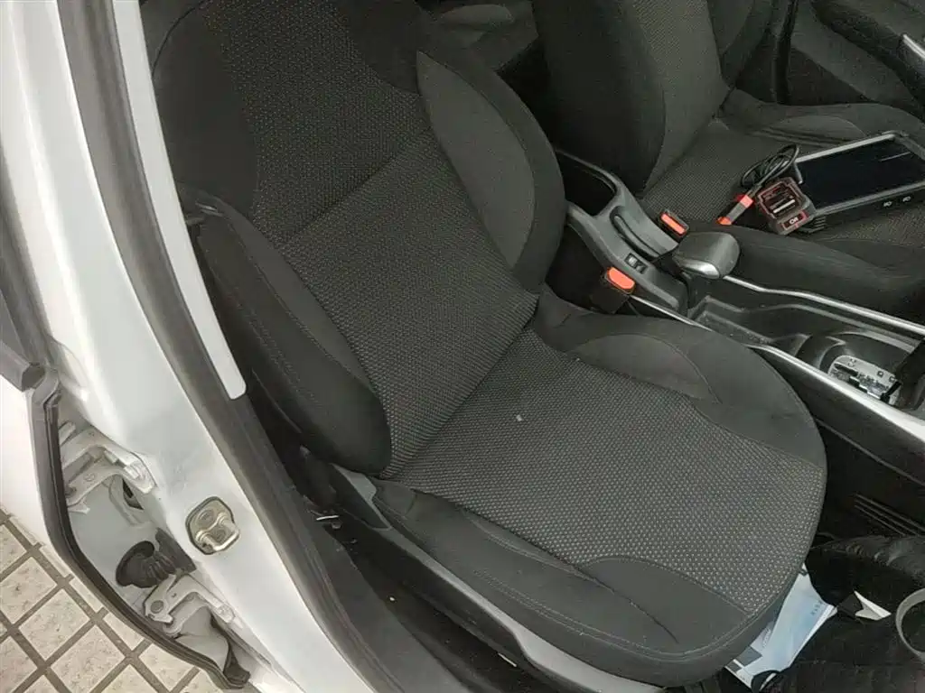 Peugeot 2008 2014 1.6L Automatic Fashion Edition фото 25