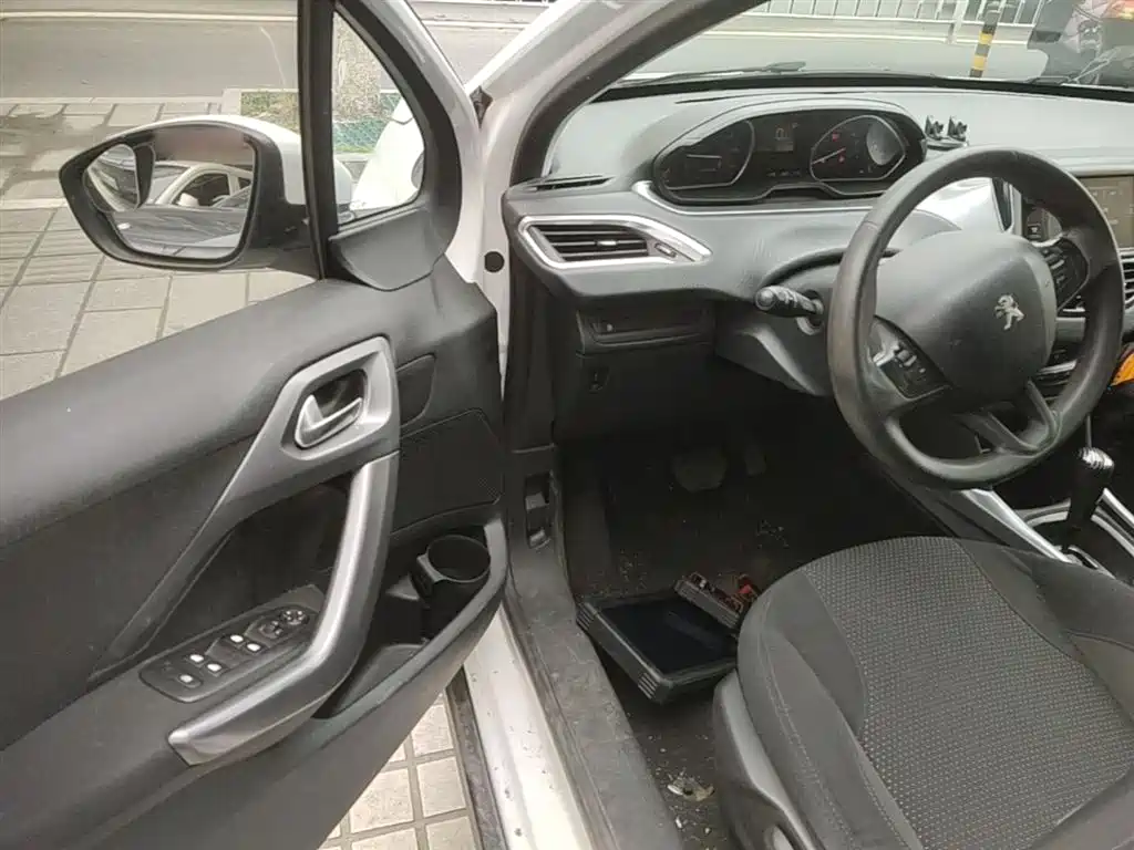 Peugeot 2008 2014 1.6L Automatic Fashion Edition фото 16