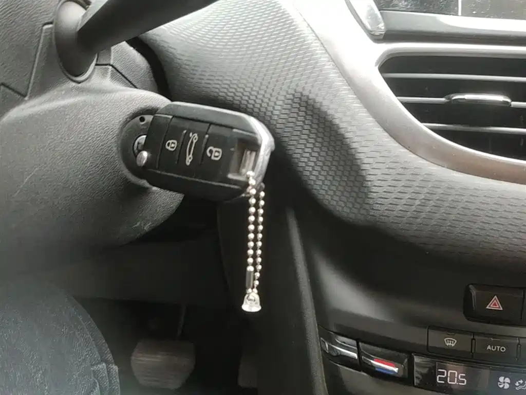 Peugeot 2008 2014 1.6L Automatic Fashion Edition фото 9