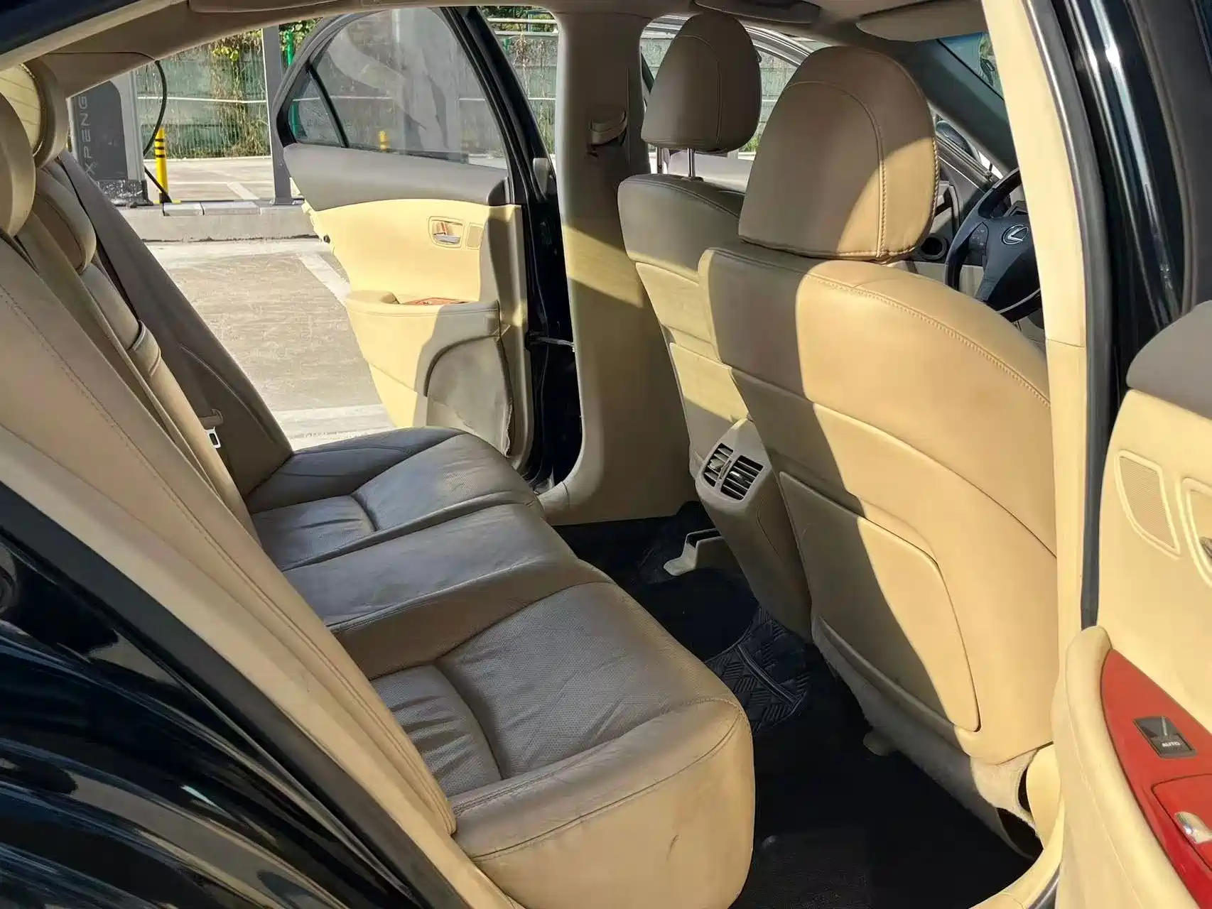 Photo 5 - Lexus ES