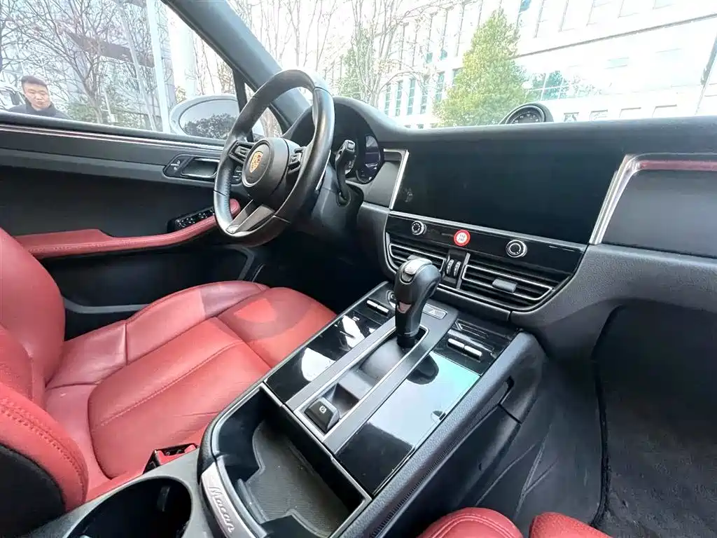 PORSCHE MACAN