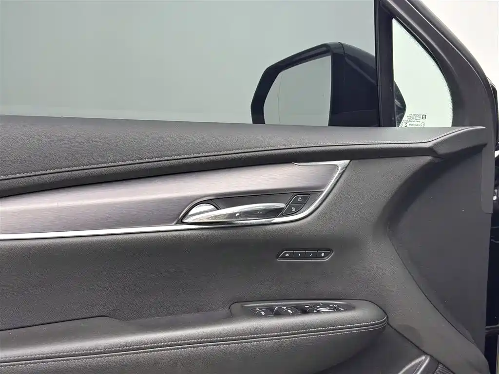 Фото 14 - Cadillac XT6