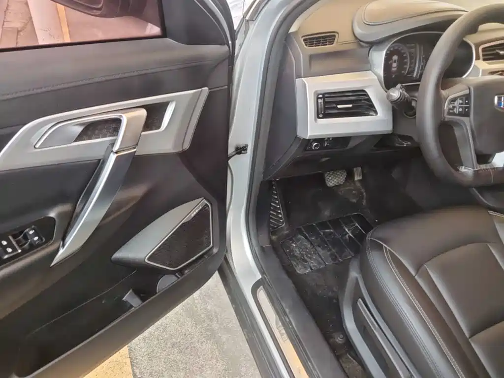 Фото 16 - Geely Atlas
