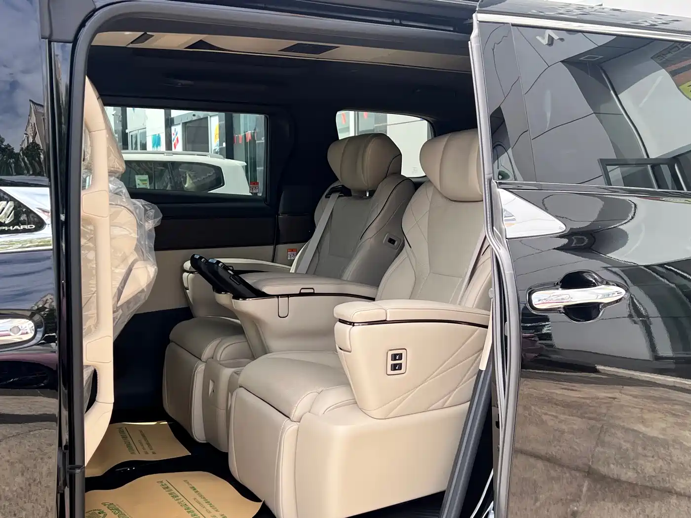 Toyota Alphard 2024 Hybrid 2.5L Ultimate Enjoyment Edition фото 6