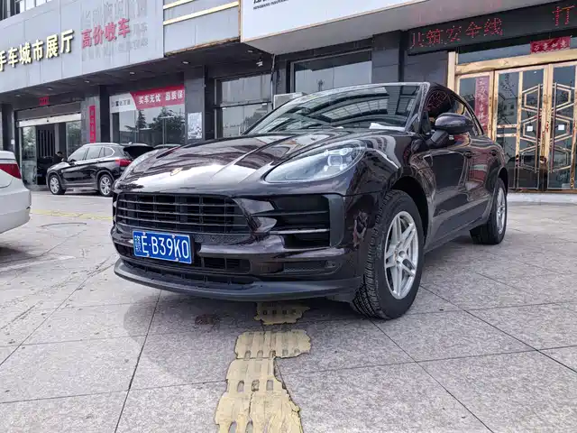 PORSCHE MACAN