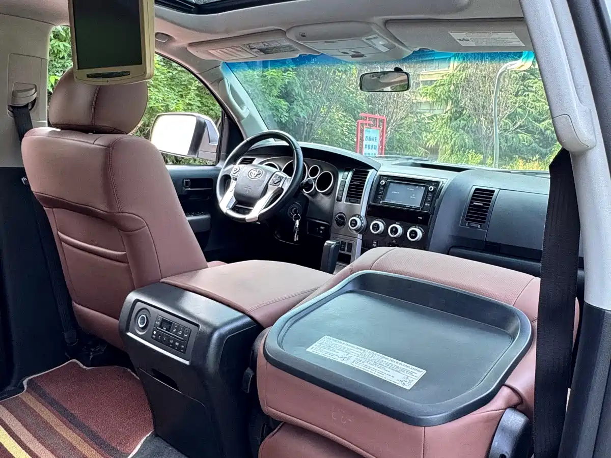 Toyota Sequoia 2010 5.7 Platinum Edition фото 13