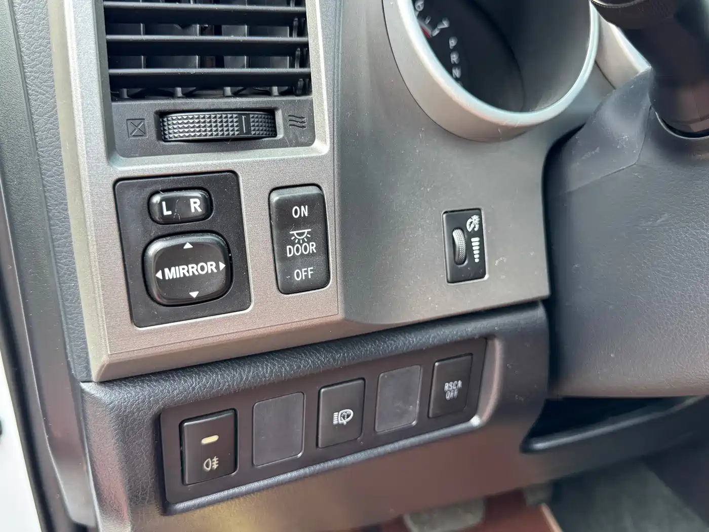 Toyota Sequoia 2010 5.7 Platinum Edition фото 20