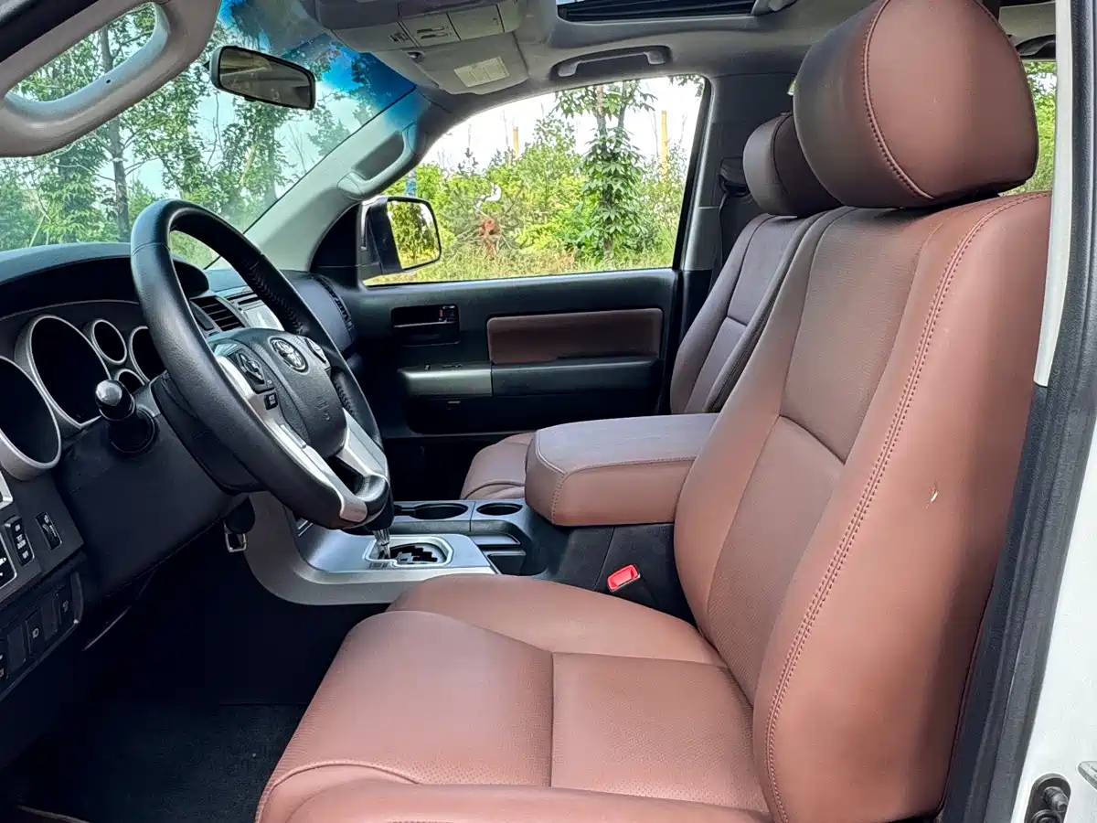 Toyota Sequoia 2010 5.7 Platinum Edition фото 11