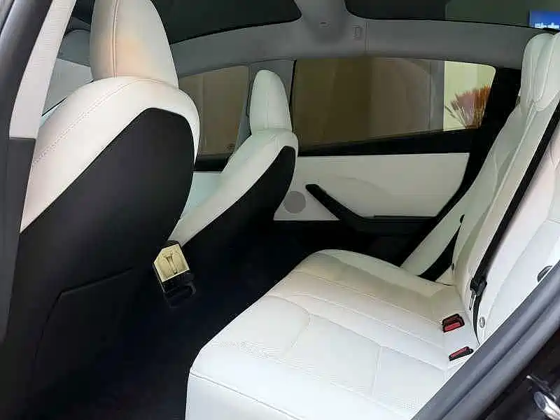 Фото 10 - Tesla Model 3