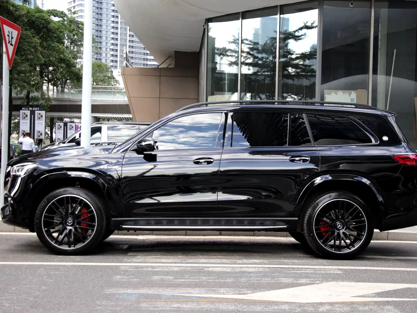 Mercedes-Benz GLS AMG 2024 AMG GLS 63 4MATIC+ фото 3